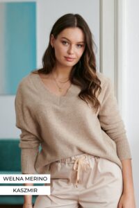 kaszmirowo wełniany sweter z dekoltem w serek beżowy